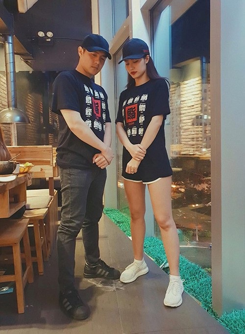 Ca sĩ Đông Nhi chia sẻ ảnh cô và bạn trai Ông Cao Thắng diện đồ đôi, lạnh lùng bước vào quán. Nữ ca sĩ chia sẻ: Với thần thái này khi bước vô quán, mọi người nghĩ 2 đứa tui nên nói câu gì đầu tiên để không bị mời ra.