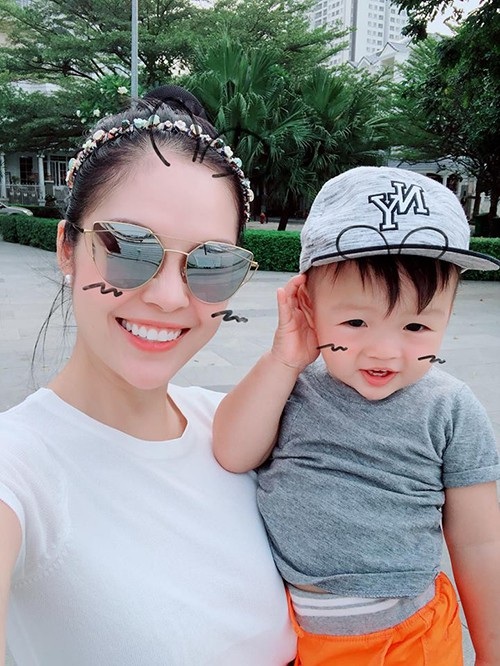 Dương Cẩm Lynh cho con trai ra ngoài chơi trong công viên. Hai mẹ con vô cùng xinh xắn, đáng yêu.