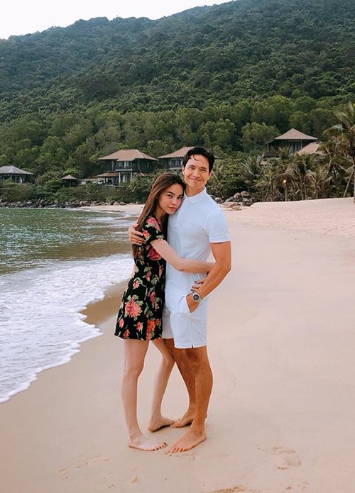 Diễn viên Kim Lý đăng ảnh được Hồ Ngọc Hà ôm eo đầy tình tứ trên bãi biển. Nam diễn viên không viết caption mà chỉ để biểu tượng ba hình trái tim.