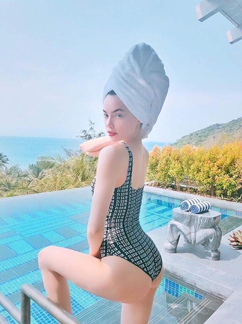 Hồ Ngọc Hà diện bikini khoe đường cong hút mắt, vòng 3 khủng cùng thần thái kiêu sa. Cô chia sẻ khá hài hước: Đây mới là sống ảo nè, không biết bơi bày đặt nghiêng ngả trên hồ.