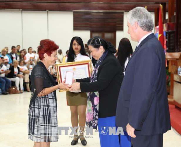 Lễ trao Bằng Tiến sĩ danh dự chuyên ngành khoa học chính trị tặng Tổng Bí thư Nguyễn Phú Trọng - 2
Phó Chủ tịch Thường trực Quốc hội Tòng Thị Phóng trao Huân chương Hữu nghị cho các quân nhân Cuba thực hiện nghĩa vụ quốc tế tại Việt Nam trong kháng chiến chống Mỹ. Ảnh : Trí Dũng – TTXVN.