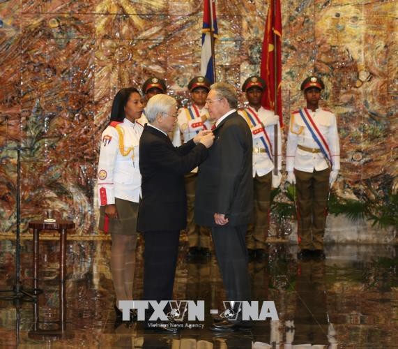 Tổng Bí thư trao Huân chương Sao vàng tặng Chủ tịch Raul Castro Ruz - 1
Tổng Bí thư Nguyễn Phú Trọng trao tặng Huân chương Sao Vàng cho Bí thư Thứ nhất Ban chấp hành Trung ương Đảng Cộng sản Cuba, Chủ tịch Hội đồng Nhà nước và Hội đồng Bộ trưởng Cộng hòa Cuba Raul Castro Ruz. Ảnh: Trí Dũng – TTXVN.