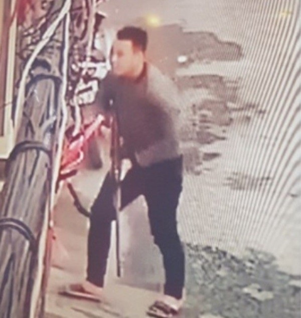 Phạm Minh Thái cầm súng đến nhà chủ nợ uy hiếp (ảnh: cắt từ camera an ninh do gia đình chị Hạnh cung cấp)