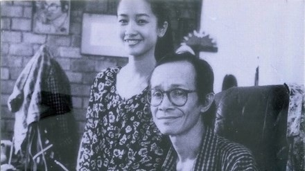 Hồng Nhung: “Trịnh Công Sơn mời tôi đi ăn phở sau lần đầu tiên hát cho anh nghe” - 4 Trịnh Công Sơn và Hồng Nhung năm 1993 do nhiếp ảnh gia Dương Minh Long chụp tại nhà riêng nhạc sĩ.