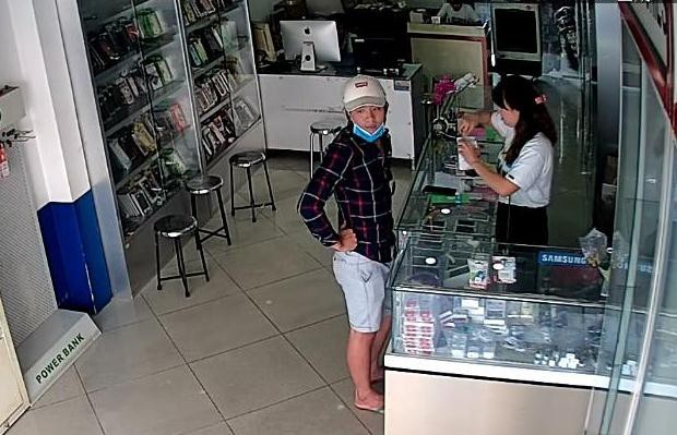 Truy tìm “soái ca” trộm ĐTDĐ hàng chục triệu bị camera ghi hình - 2 Truy tìm “soái ca” trộm ĐTDĐ hàng chục triệu bị camera ghi hình - 2