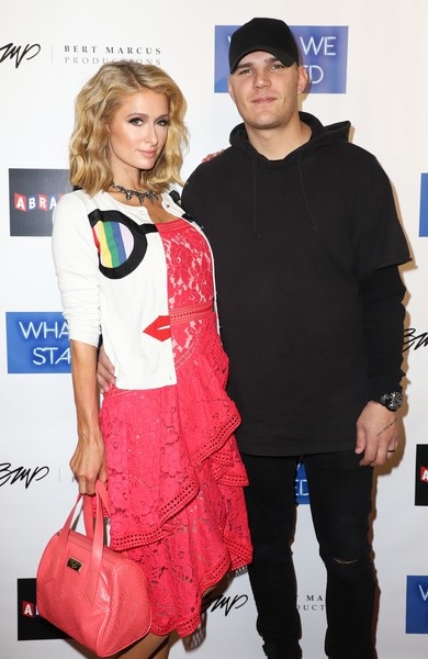Paris Hilton và hôn phu sẽ ký hợp đồng hôn nhân - 2
Người mẫu 32 tuổi mới đây đã xác nhận với báo giới là anh sẽ ký hợp đồng hôn nhân với bạn gái giàu có