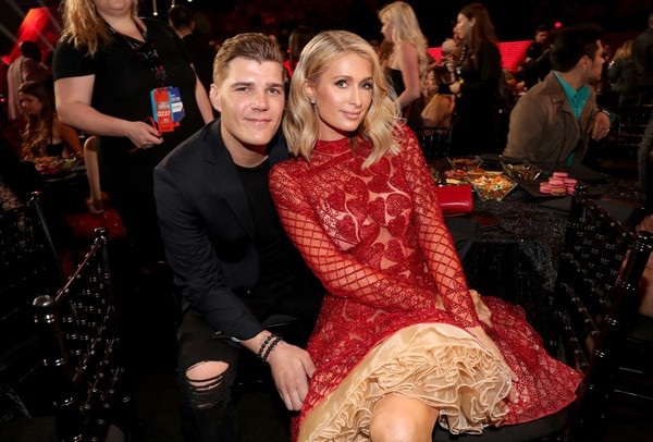 Paris Hilton và hôn phu sẽ ký hợp đồng hôn nhân - 3
Chris Zylka trảlời phỏng vấn trang TMZ và nói: Là một người đàn ông lịch thiệp thì khi kết hôn với một phụ nữ giàu có và nổi tiếng như vậy không thể không đề cập tới hợp đồng hôn nhân đầu tiên.