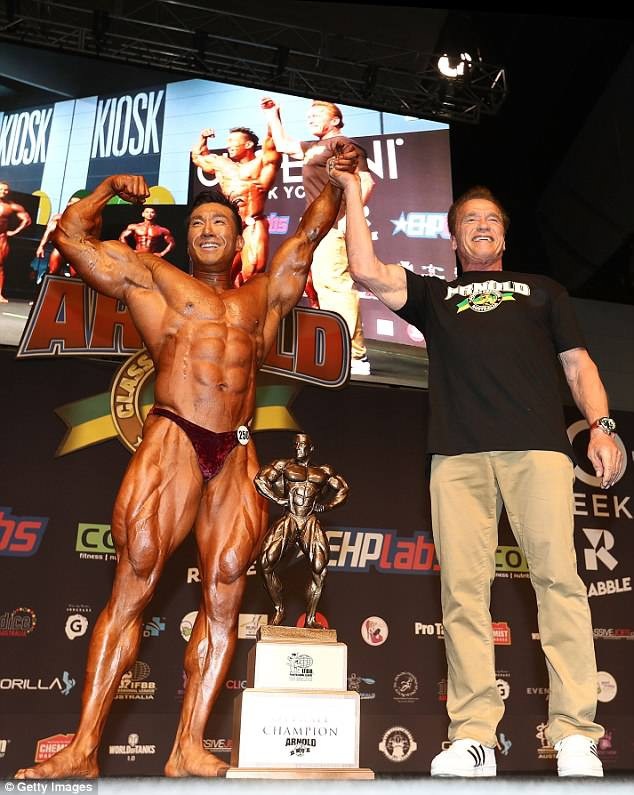 Tài tử “Kẻ hủy diệt” vừa phải phẫu thuật tim khẩn cấp - 2 Arnold Schwarzenegger đã xuất hiện để trao cúp chiến thắng tại sự kiện dành cho giới luyện tập thể hình vào ngày 18/3 vừa qua tại Melbourne, Úc. Sự kiện này được đặt theo tên ông - “Arnold Amateur Bodybuilding”.