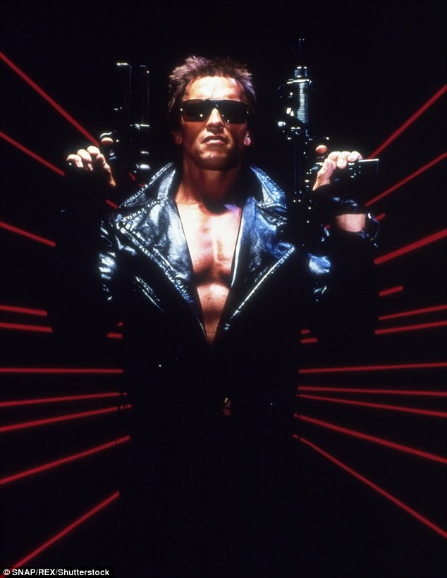 Tài tử “Kẻ hủy diệt” vừa phải phẫu thuật tim khẩn cấp - 4 Arnold Schwarzenegger trở thành tài tử nổi danh sau khi xuất hiện trong bộ phim bom tấn của đạo diễn James Cameron - “The Terminator” (Kẻ hủy diệt - 1984).
