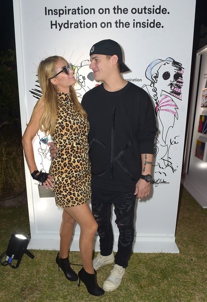 Paris Hilton và hôn phu sẽ ký hợp đồng hôn nhân - 7
Paris Hilton ca ngợi bồ trẻ là người đàn ông hoàn hảo, cho cô cảm giác được yêu thương, an toàn và hạnh phúc.