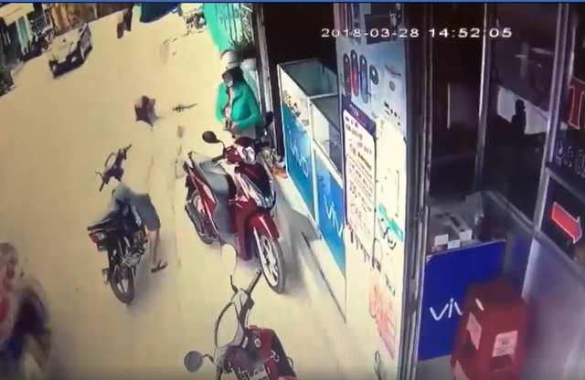 Điều tra vụ khai báo bị cướp táo tợn 100 điện thoại trị giá hơn 1 tỷ - 2 Tên cướp dùng dao uy hiếp một phụ nữ để cướp điện thoại