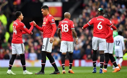 MU 2-0 Swansea: Lukaku, Sanchez đua nhau lập công - 6
Các cầu thủ MU ăn mừng bàn thắng mở tỉ số sớm của Lukaku