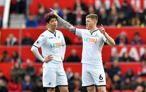 MU 2-0 Swansea: Lukaku, Sanchez đua nhau lập công - 3
Ki Sung-Yong (trái) phải rời sân sau hiệp một