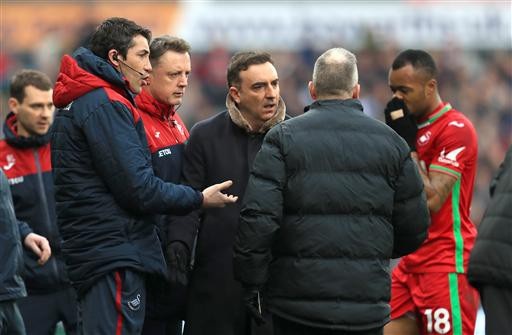 "Tạm quên" Man City, MU phải chiến đấu vì suất nhì bảng - 3
Carvalhal (giữa) mang tới sợ thay da đổi thịt cho Swansea