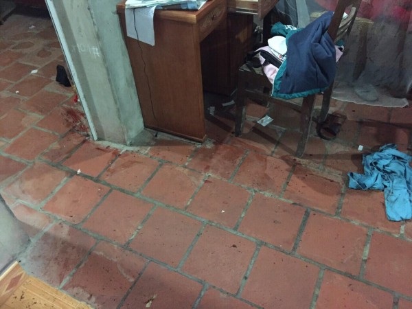 
Hiện trường xảy ra vụ việc vẫn còn vương vết máu của nạn nhân (Ảnh: CTV).
