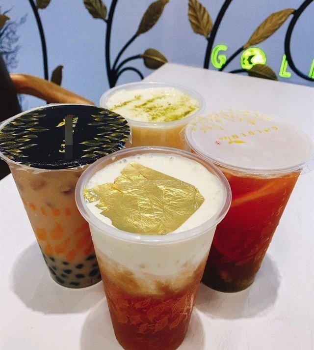 Bữa tiệc rượu vảy vàng, lẩu cá dát vàng... trà sữa cũng rắc vàng - 2
Các loại đồ ăn, đồ uống vặt dát vàng được bình dân hóa tại Việt Nam với giá khá phải chăng