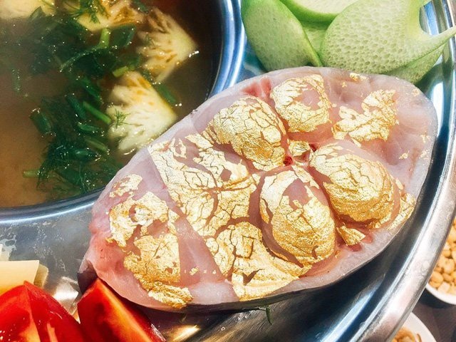 Bữa tiệc rượu vảy vàng, lẩu cá dát vàng... trà sữa cũng rắc vàng - 3
Nhiều người Việt hiếu kỳ với các loại đồ ăn dát vàng