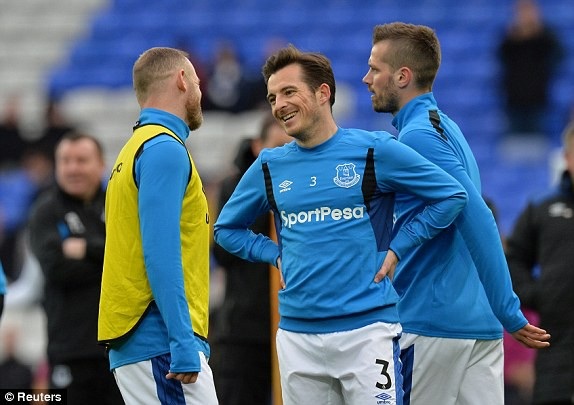 Everton 1-3 Man City: Đẳng cấp trên tầm - 6
Baines (giữa) khởi động cùng các cầu thủ Everton