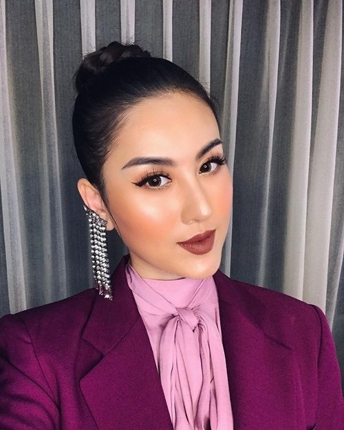 Kỳ Duyên và hội bạn thân cùng dính nghi án “dao kéo”, gương mặt như “đúc một khuôn” - 22 Nhiều người cho rằng, Hà Lade đã can thiệp phẫu thuật thẩm mỹ một cách quá đà khiến gương mặt cứng đơ và trông già dặn hơn so với tuổi 24.