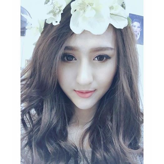 Kỳ Duyên và hội bạn thân cùng dính nghi án “dao kéo”, gương mặt như “đúc một khuôn” - 19 Cũng chính từ đây, cách ăn mặc già dặn, kiểu trang điểm khác lạ khiến Hà Lade trở nên rất khác xưa.