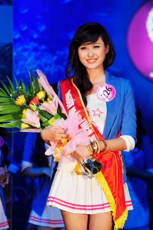 Kỳ Duyên và hội bạn thân cùng dính nghi án “dao kéo”, gương mặt như “đúc một khuôn” - 17 Hà Lade từng giành giải nhất ở Chung kết người mẫu Miss Teen 2011. Với kinh nghiệm làm mẫu teen từ trước, gương mặt đẹp và phong cách trình diễn tự tin Hà Lade đã thuyết phục hoàn toàn ba vị giám khảo.