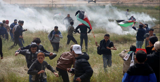 Đụng độ đẫm máu ở Dải Gaza, hơn 1.000 người thương vong - 3
Người biểu tình bị xịt hơi cay. Ảnh: Reuters