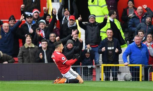 MU 2-0 Swansea: Lukaku, Sanchez đua nhau lập công - 5
Sanchez ăn mừng bàn thắng vào lưới Swansea