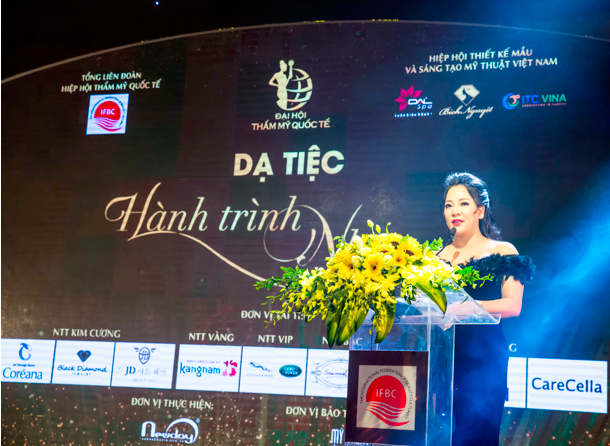 Người phụ nữ tiên phong đưa Đại hội Thẩm mỹ Quốc Tế đầu tiên về Việt Nam - 1
Bà Lưu Bích Nguyệt phát biểu tại tiệc Gala “Hành trình nhan sắc”