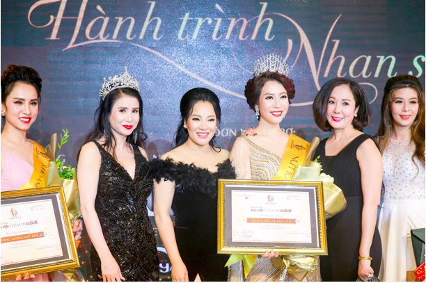 Người phụ nữ tiên phong đưa Đại hội Thẩm mỹ Quốc Tế đầu tiên về Việt Nam - 4 Doanh nhân Lưu Bích Nguyệt đứng giữa trao giải “Nữ hoàng nhan sắc” cho thí sinh