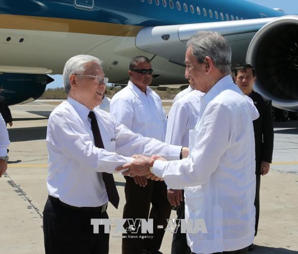 Chủ tịch Raul Castro Ruz cùng Tổng Bí thư Nguyễn Phú Trọng thăm thành phố Santiago De Cuba - 1
Đồng chí José Ramón Balaguer Cabrera, Bí thư Trung ương Đảng, Trưởng Ban Đối ngoại Trung ương đón Tổng Bí thư Nguyễn Phú Trọng tại sân bay Quốc tế Antonio Maceo, thành phố Santiago de Cuba . Ảnh : Trí Dũng – TTXVN.
