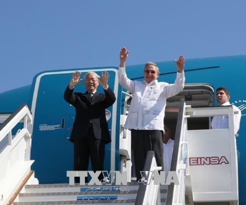 Chủ tịch Raul Castro Ruz cùng Tổng Bí thư Nguyễn Phú Trọng thăm thành phố Santiago De Cuba - 3
Tổng Bí thư Nguyễn Phú Trọng cùng Bí thư Thứ nhất Ban chấp hành Trung ương Đảng Cộng sản Cuba , Chủ tịch Hội đồng Nhà nước và Hội đồng Bộ trưởng Cộng hòa Cuba Raul Castro Ruz vẫy chào tại sân bay Quốc tế José Martí ở Thủ đô La Habana. Ảnh : Trí Dũng – TTXVN.