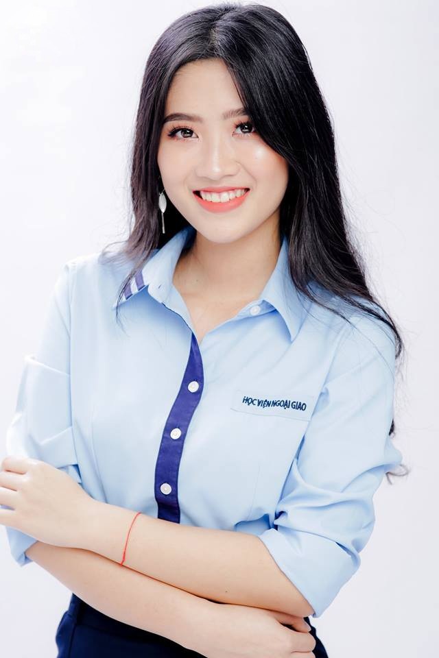 Dàn nữ sinh xinh đẹp trường Ngoại giao tự hào khoe đồng phục - 4 Trần Huyền Trang