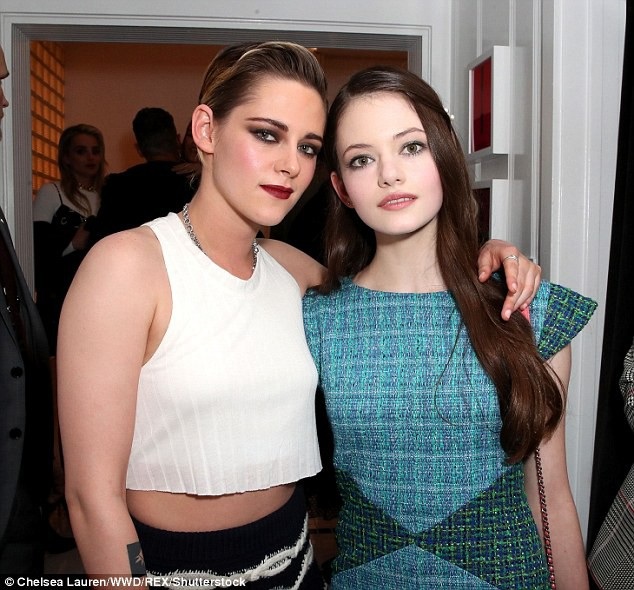 Kristen Stewart gặp lại "con gái" trong phim Chạng vạng - 1
Kristen Stewart hội ngộ với con gái của cô trong phim Chạng vạng - Mackenzie Foy tại 1 sự kiện thời trang ở Los Angeles, Mỹ cách đây ít ngày