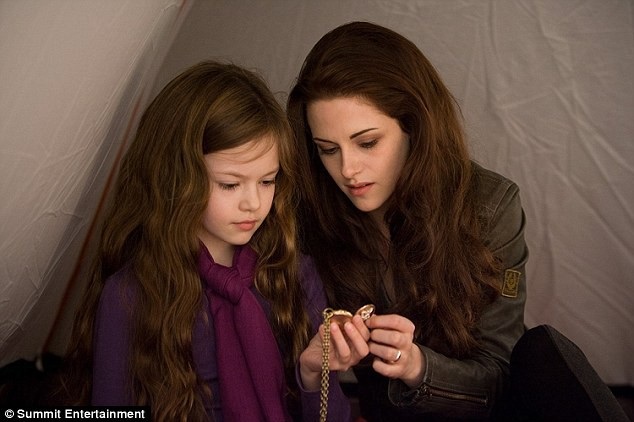 Kristen Stewart gặp lại "con gái" trong phim Chạng vạng - 2
Kristen Stewart và Mackenzie Foy từng đóng vai mẹ con trong phần 1 và phần 2 của The Twilight Saga: Breaking Dawn vào năm 2011 và 2012