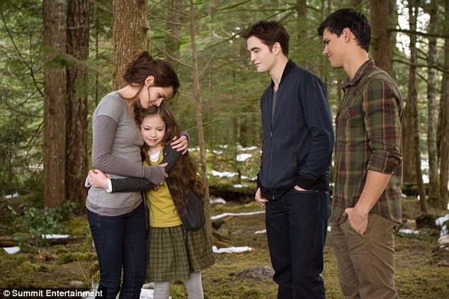 Kristen Stewart gặp lại "con gái" trong phim Chạng vạng - 3
Bộ phim rất thành công về doanh thu và biến dàn diễn viên trẻ trung phim trở thành sao nổi tiếng
