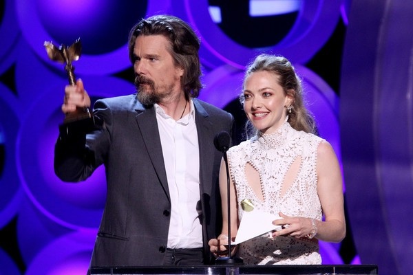 Sao phim Giai điệu tình yêu thon thả tái xuất - 7
Amanda Seyfried xinh đẹp giới thiệu 1 giải thưởng trên sân khấu cùng đồng nghiệp Ethan Hawke