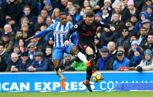Brighton 2-1 Arsenal: Wenger vẫn chìm trong ác mộng - 3
Pha tranh bóng của Izquierdo (trái) và Mustafi (phải)