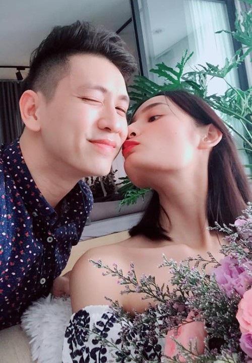 Trường Giang - Nhã Phương tái hợp; loạt sao Việt khoe ảnh vợ chồng ngọt ngào - 10 Đỗ An được bà xã Lê Thuý hôn trước khi đi làm, anh viết: Hun cái cho đi làm đầu năm may mắn đi bạn người yêu cao 2 mét.