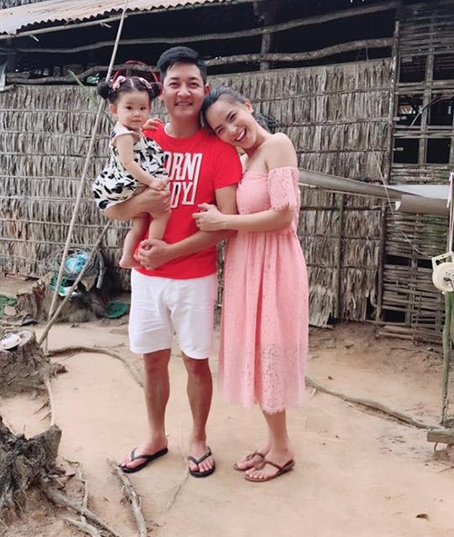 Trường Giang - Nhã Phương tái hợp; loạt sao Việt khoe ảnh vợ chồng ngọt ngào - 14 Gia đình Hải Băng - Thành Đạt khoe hạnh phúc bên nhau trong ngày đầu năm