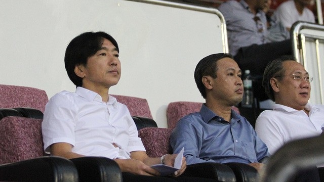 HLV Miura (bìa trái) lần đầu được trải nghiệm việc cầm quân tại V-League