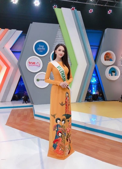 Hương Giang đẹp rực rỡ ghi hình cho đài truyền hình Thái Lan - 1 Hương Giang đẹp rực rỡ ghi hình cho đài truyền hình Thái Lan - 1