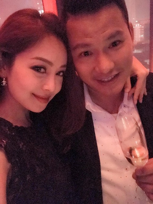 Trường Giang - Nhã Phương tái hợp; loạt sao Việt khoe ảnh vợ chồng ngọt ngào - 6 Jennifer Phạm tình tứ bên ông xã khi chia sẻ quan điểm tình yêu: Bạn có biết rằng, người bạn yêu thương thật ra là rất bình thường. Nhưng chính tình yêu của bạn đã làm cho người đó trở lên thật đặc biệt! Bởi vì chỉ có bạn! Chính bạn! Duy nhất bạn mới có thể nhìn ra những điều đặc biệt ở một con người bình thường, để yêu thương nhiều đến vậy.