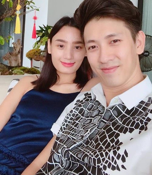 Trường Giang - Nhã Phương tái hợp; loạt sao Việt khoe ảnh vợ chồng ngọt ngào - 5
Lê Thuý cảm thán khi chia sẻ ảnh cả hai vợ chồng đều tăng cân sau Tết, cô viết: Hậu Tết xuất hiện 2 cái bánh bao hơi nhiều thịt.
