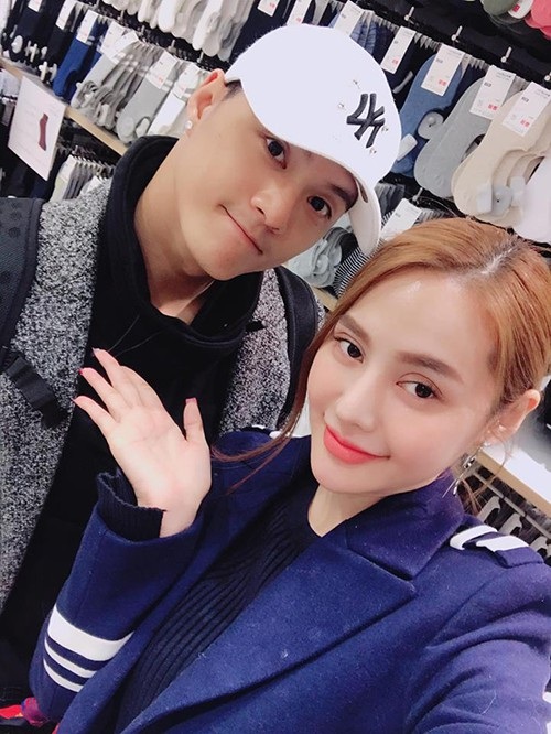 Trường Giang - Nhã Phương tái hợp; loạt sao Việt khoe ảnh vợ chồng ngọt ngào - 4 Trong chuyến đi đến Hàn Quốc cùng Lâm Vinh Hải, Linh Chi liên tục khoe ảnh bên cạnh nam vũ công cùng lời bình luận: Chắc mình có sức ảnh hưởng quá nên nhà mình hầu như lúc nào cũng xôm xôm với những cá nhân luôn ganh ghét chầu chực mình nhúc nhích để vào cạnh khoé mình. Chi bảo này, thật ra một điểm đen trên một trang giấy trắng sẽ rất nổi bật, Chi sẽ tạo thật nhiều điểm trắng để khỏa lấp đi chấm đen của mấy bạn. Vì Chi là chính Chi nên mấy bạn thế nào thì Chi sẽ như thế.