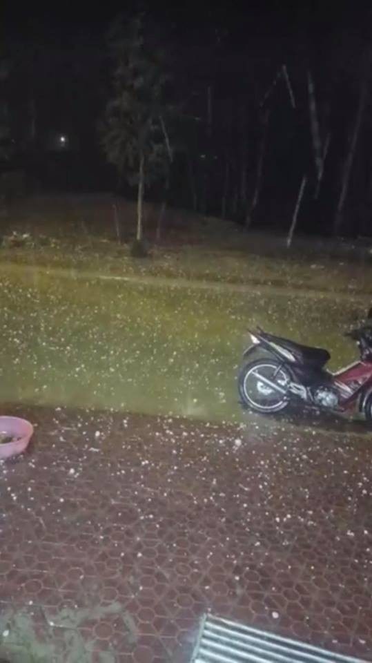 Mưa đá bất ngờ xuất hiện ở Lào Cai - 2 Mưa đá bất ngờ xuất hiện ở Lào Cai - 2
