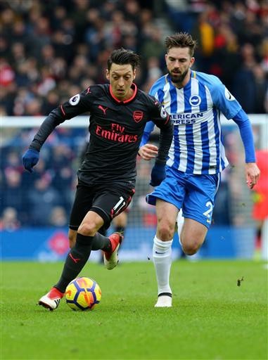 Brighton 2-1 Arsenal: Wenger vẫn chìm trong ác mộng - 2
Ozil (trái) đi bóng trước sự truy cản của Davy Propper