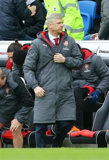Brighton 2-1 Arsenal: Wenger vẫn chìm trong ác mộng - 4
Wenger nóng người khi chứng kiến học trò bị dẫn bàn