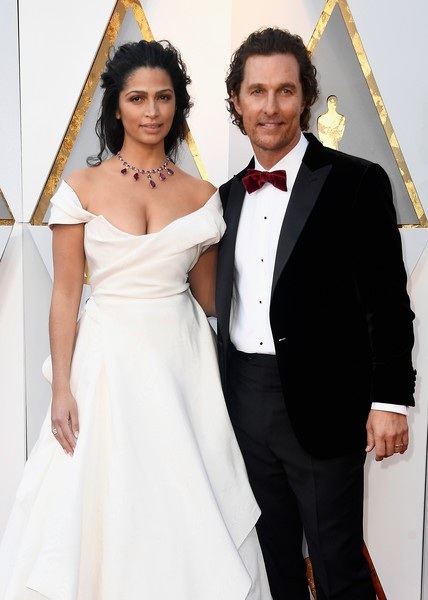 Người đẹp dập dìu khoe dáng trên thảm đỏ Oscar - 50
Người mẫu Camila Alves và chồng Matthew McConaughey