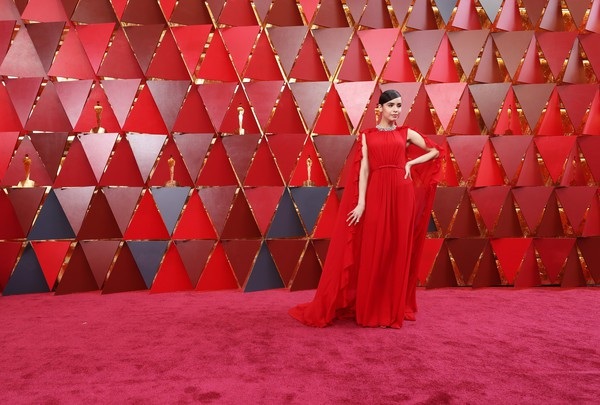 Người đẹp dập dìu khoe dáng trên thảm đỏ Oscar - 36
Sofia Carson rạng ngời ở tuổi 24