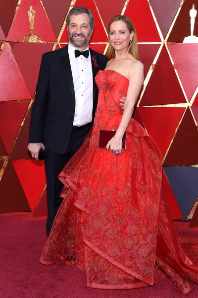 Người đẹp dập dìu khoe dáng trên thảm đỏ Oscar - 62
Judd Apatow và Leslie Mann